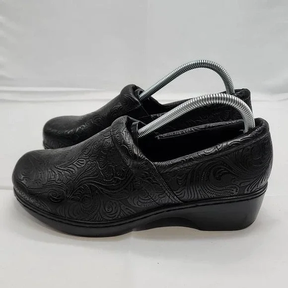 YUU Bethanee Womens Tooled Faux Leather Floral Slip On Clogs Shoes Black Size 9M - Picture 3 of 10